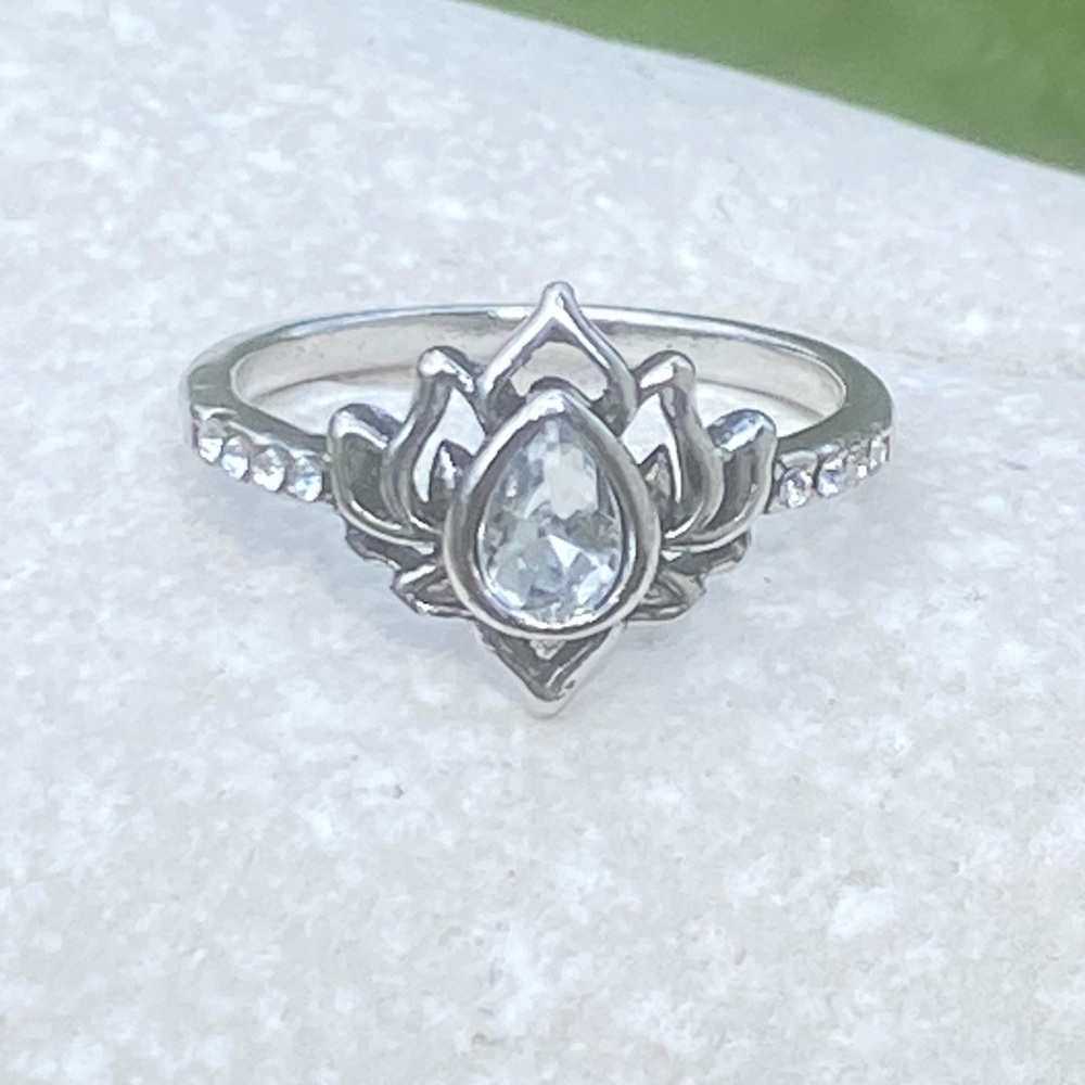 Lotus ring White Zircon silver plated flower ring with crystal accent - Picture 6 of 15